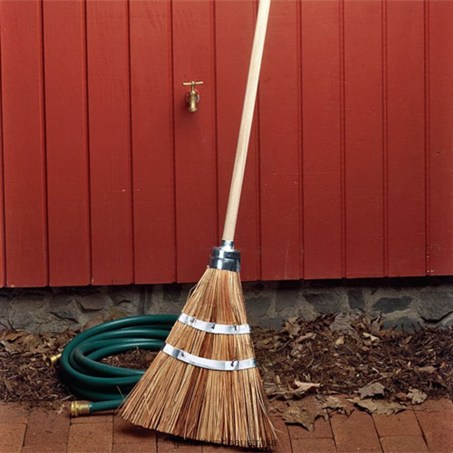 Garrett Wade Two Long-Lasting Garden Brooms Garden 46JHVR268
